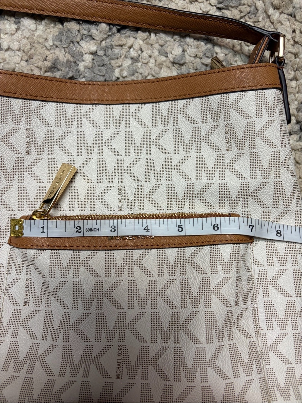 Michael Kors MESSENGER IN SIGNATURE Print - Picture 12 of 14